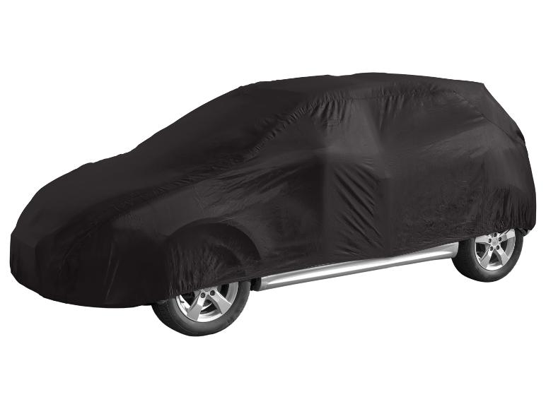 Voiture recouverte d'une bâche de protection noire, avec roues et bas de caisse visibles.