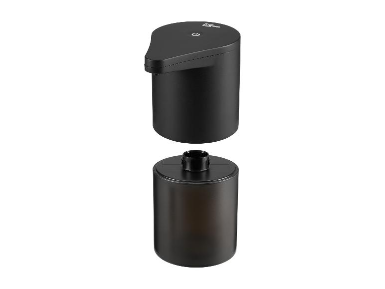 Distributeur de savon liquide avec une bouteille noire détachable.