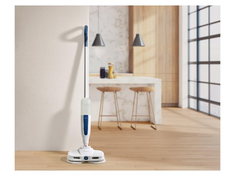 Serpillière électrique SilverCrest dans une cuisine moderne avec parquet.