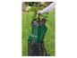 Un broyeur de feuilles vert Parkside avec un sac de collecte