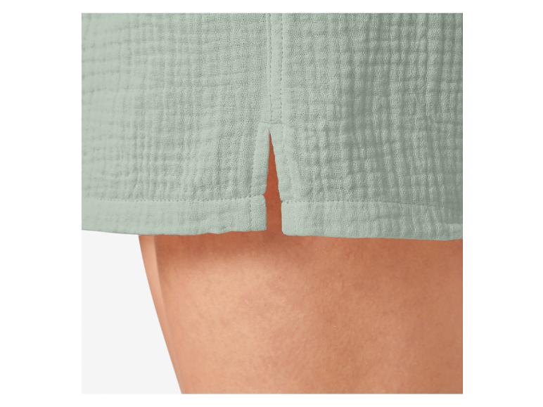 Détails d'un short en tissu vert clair.
