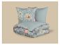 Parure de lit à motif floral avec une taie d'oreiller unie.