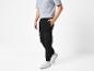 Pantalon cargo noir avec des baskets blanches