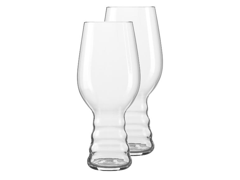 Deux verres à bière transparents, design élégant.