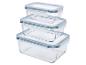 Pile de trois récipients rectangulaires en verre pour aliments avec couvercles bleu clair.
