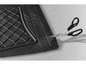 Un tapis de voiture en caoutchouc noir et des ciseaux.