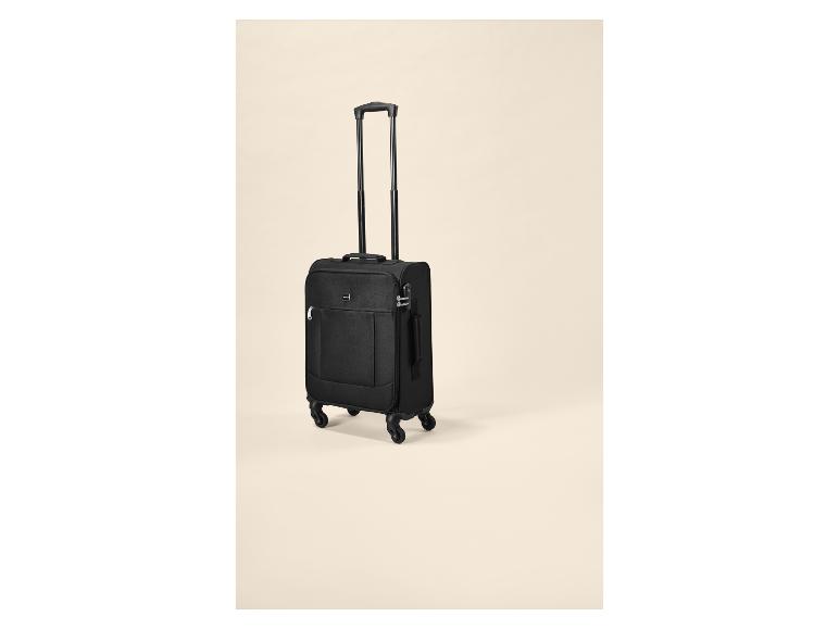 Valise cabine souple noire avec poignée étendue et quatre roulettes.