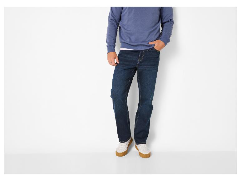 Sweat-shirt bleu pour homme et jean bleu foncé avec des baskets blanches