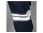 Bandes réfléchissantes sur un pantalon imperméable foncé.