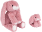 Deux lapins en peluche roses de tailles différentes sur fond noir.