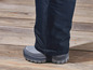Pantalon noir avec une chaussure grise à lacets noirs