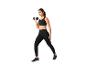 Femme faisant des exercices avec des haltères, vêtue de leggings et d'un haut de sport.