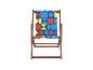 Chaise longue en bois avec tissu coloré à motif géométrique.