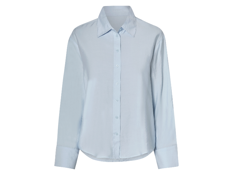 Chemise bleu clair à manches longues.