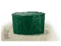 Housse de protection ronde verte pour mobilier de jardin sur une terrasse.