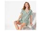 Ensemble pyjama court vert clair : haut et short en tissu gaufrés.