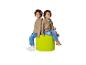 Deux enfants assis dos à dos sur un pouf vert, vêtus de sweats à capuche et de jeans.