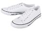 Deux paires de baskets blanches en toile avec des bandes noires.