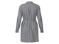 Une robe pour femme à manches longues, à carreaux gris et blancs avec une ceinture.