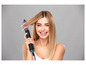 Une femme utilise un fer à friser Vitalmaxx pour coiffer ses cheveux.