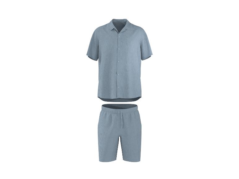 Ensemble de chemise à manches courtes et short bleu clair pour homme.