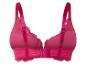 Un soutien-gorge rose avec de la dentelle et des bretelles larges.