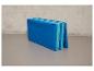 Tapis de gymnastique bleus et turquoise, pliés
