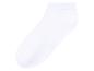 Chaussettes blanches courtes, style minimaliste.