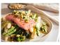 Saumon grillé avec des asperges et des pignons de pin