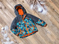 Une veste d'hiver pour enfant avec un motif camouflage.