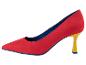 Une paire de chaussures à talons aiguilles en daim rouge avec un talon jaune.