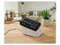 Batterie 24V 2.5Ah en charge dans un chargeur sur une table en bois dans un salon.