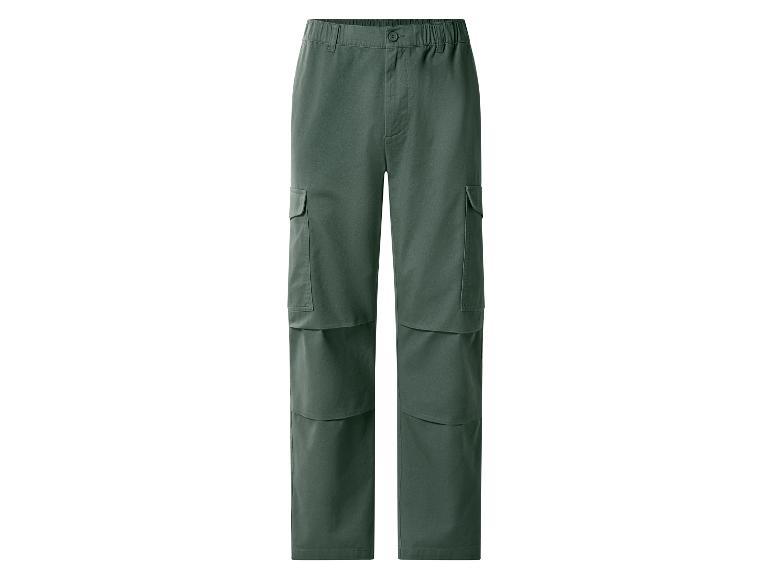Pantalon cargo vert pour homme avec taille élastique et poches latérales.