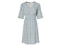 Une robe bleue à fleurs.