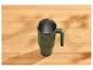 Mug thermique vert avec anse sur une table en bois.