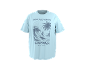 T-shirt bleu clair avec un imprimé graphique d'un surfeur sur une vague, des palmiers et le texte 'RIDE THE WAVES CALIFORNIA PACIFIC VIBES'.