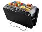 Grill Meister portable barbecue grill avec brochettes et légumes grillés.