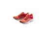 Une paire de chaussures de sport orange et rouges avec des semelles blanches.
