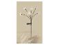 Lampe solaire de jardin avec cinq fleurs illuminées, sur fond de jardin.