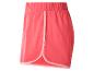 Shorts femme couleur corail avec détails de passepoil rose clair.