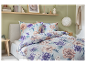 Parure de lit fleurie sur un lit.