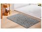 Tapis de bain gris texturé posé sur un sol en bois clair.