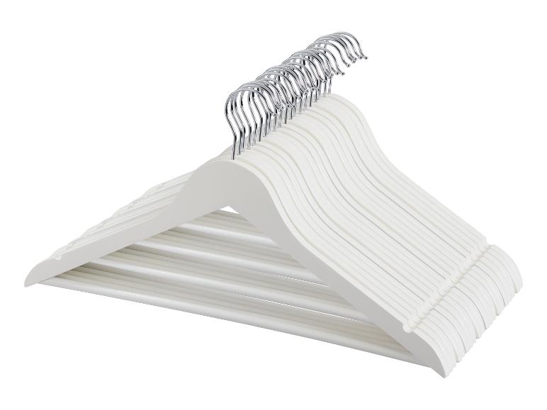 Ensemble de cintres en bois blancs avec crochets chromés
