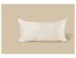 Oreiller de couleur claire sur fond beige.