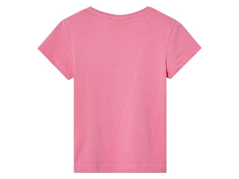 Un t-shirt rose à manches courtes.