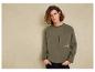 Un homme porte un sweat-shirt vert avec un logo LVG