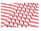 Tissu rayé rose et blanc, plié en diagonale.