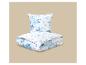Parure de couette et oreiller à imprimé floral bleu sur fond blanc.