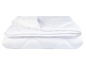 Une couette blanche pliée sur un fond blanc.