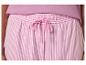 Un pantalon de pyjama rayé rose avec un cordon.
